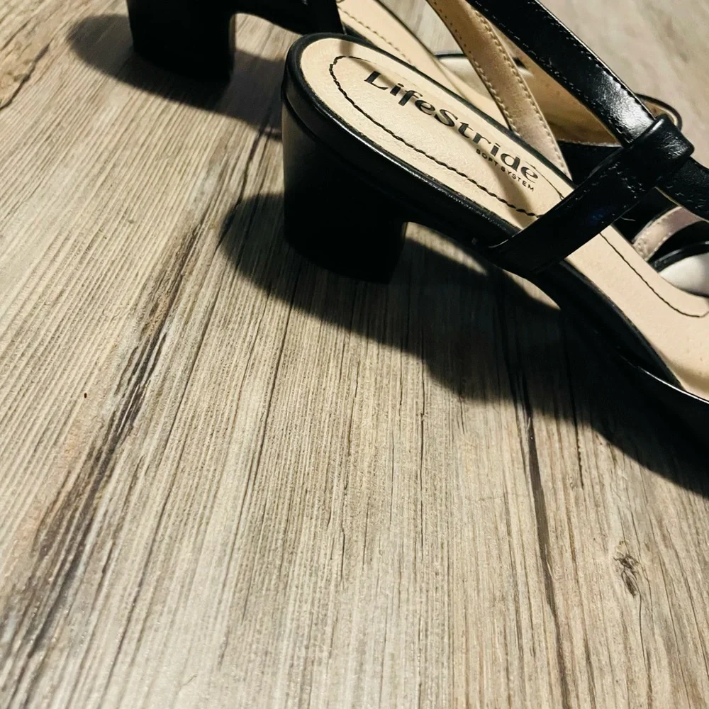 Life Stride Women's Black Pointed low heels size 7 - Picture 4 of 8